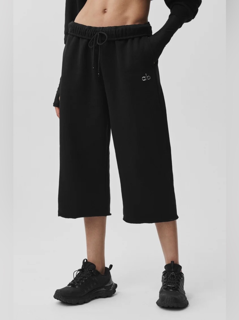Alo Yoga Cut Off Midi Sweatshorts - Black